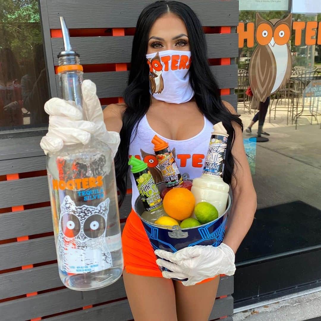 Hootersさんのインスタグラム写真 - (HootersInstagram)「It’s time to amp up Sunday Funday. 🍹 Get a $25 Margarita, Bloody Mary or Piña Colada drink kit with 1 bottle of Hooters Spirits, 2 bottles of mixer and a recipe card. *Hooters Girl and fruit not included. Offer details may vary by location. Participating locations only.*」4月27日 1時00分 - hooters
