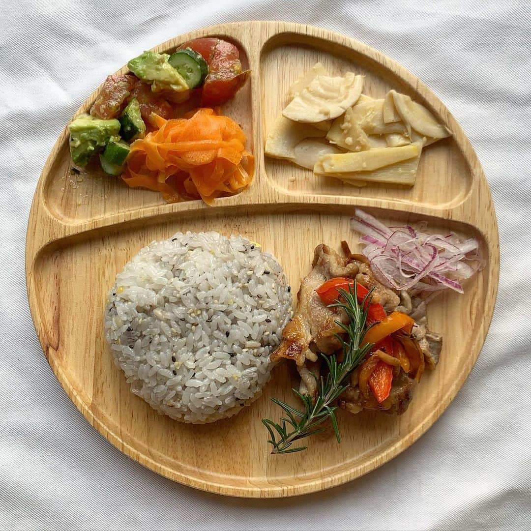 麻生果恩のインスタグラム：「昨日の夜ご飯🍚 . . #おんプレート#enjoyhome」