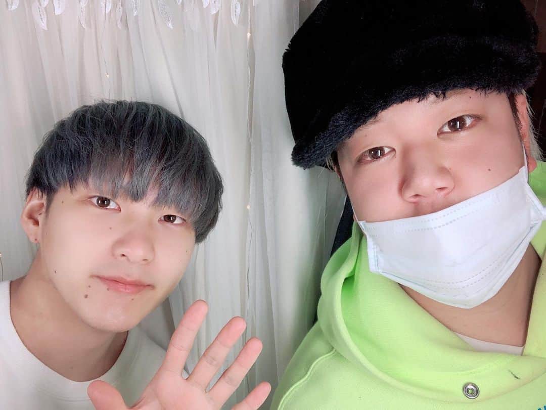 のインスタグラム：「伶くんに髪切ってもらったよー✂️ 髪色いつもと違う感じで良すぎじゃない？流石だぜ😤」