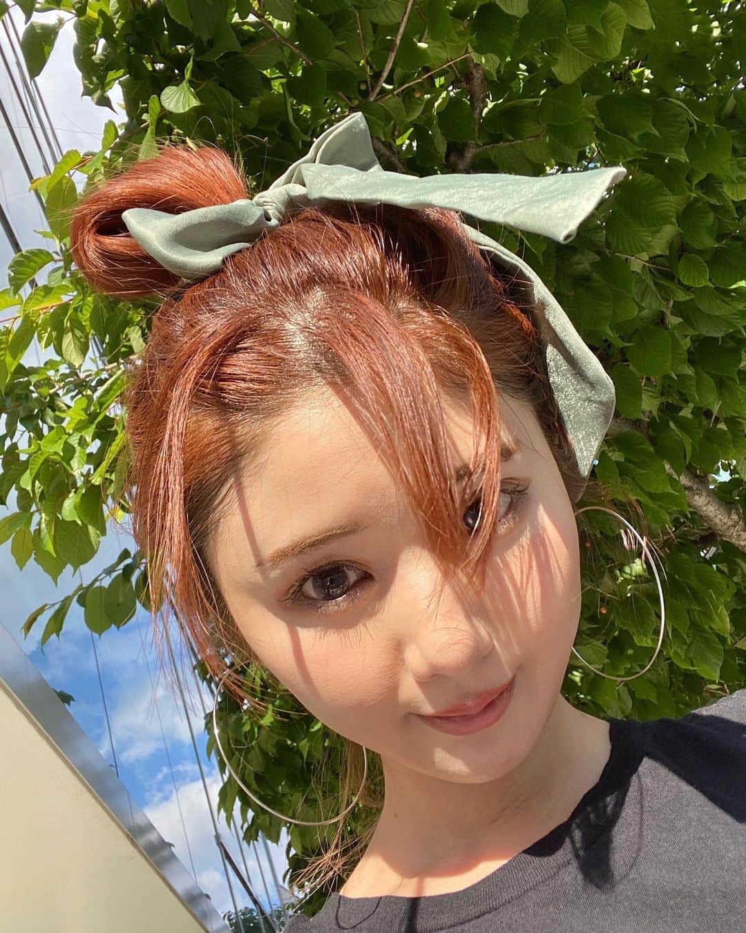 のインスタグラム：「🌿🌞 𝒔𝒖𝒏𝒌𝒊𝒔𝒔𝒆𝒅☀️🐝﻿ ﻿ 外に出るときはできるだけ結ぶ🎀ゆるっとしたシュシュだとあともつかないし頭痛くなりません💕﻿ ﻿ #urbanoutfitters#chouchou#hairarrange#ヘアアレンジ#ヘアスタイル#お散歩コーデ」