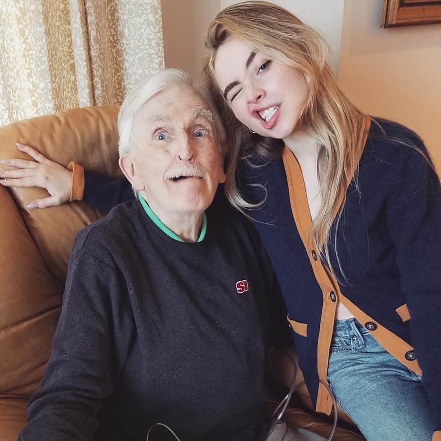 サブリナ・カーペンターさんのインスタグラム写真 - (サブリナ・カーペンターInstagram)「Rest In Peace Grandpa  the silliest most loving soul who supported me through everything. my heart hurts immensely. I will miss u forever. I promise we’ll take good care of g’ma here. ♡ Luv ya」4月27日 10時42分 - sabrinacarpenter