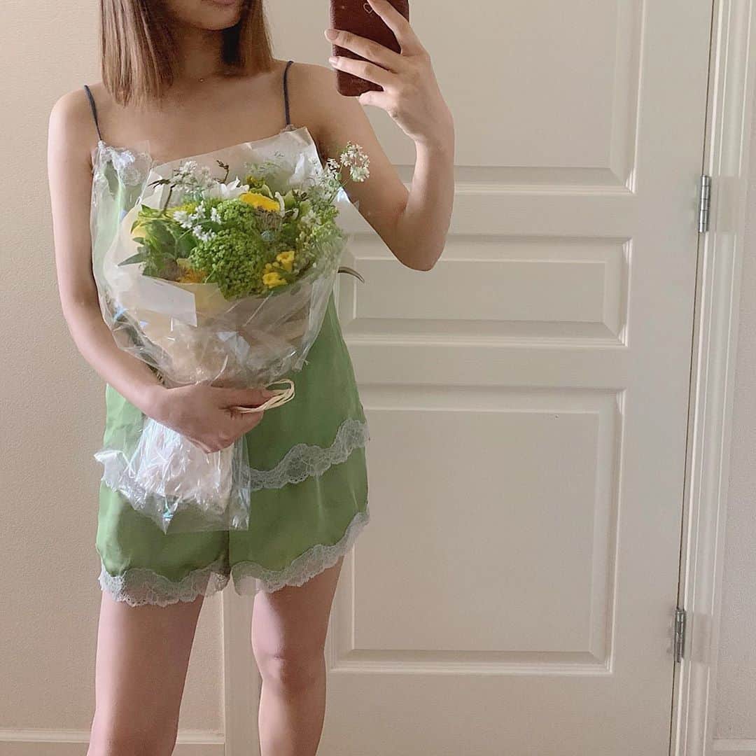 猪鼻ちひろのインスタグラム：「💐📦🌿 ピンポンの音と共にやってきた幸せ。﻿ 生花というのは本当に心もお部屋も明るくしてくれるなぁ。 癒しが溢れて、幸せな気持ち♡﻿ ﻿ NYで頑張ってる大好きな恵利沙を想ってコラボしたセットアップも着ちゃったりして♡(紐も縫ったよ！)﻿ いつもありがとう。またビデオ電話もしたいし 毎日 "お互い頑張ろうね、生きて逢おうね絶対！" の気持ち。 ﻿ いまお花屋さんでも廃棄が増えてしまい @exflowershop さんではお花農家さんをサポートされる活動をしているそうです。﻿ 素敵な活動も、配送してくださる方々にも本当に感謝です。﻿ ﻿ 母の日にもいいよね、もちろん自分のおうちにも。﻿ 少し飾ってあるだけでも癒しが溢れる空間に☺️🌼﻿ おうちで少しでもHAPPYに過ごせますように。 ﻿#ちひろのお花 #ちひろのお洋服」