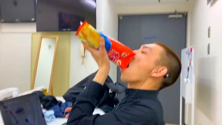 里龍之介のインスタグラム：「人がご飯を食べてる姿が好きです®️ #さぁ #昼飯は何にしよう」