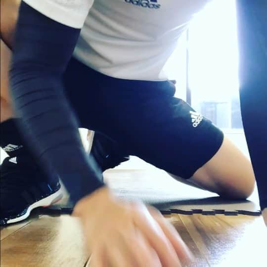 田上大地のインスタグラム：「💪today's zoom training💪 今日もはるちゃんに見守られながら、午前中からしっかりトレーニングできました！ 「いい朝を迎えれば、いい1日が過ごせる」高校時代の本田監督が言ってた言葉です！ 天気もいいし、いい1日になりそうです☀️ 皆さんも明るく元気に過ごしましょう🧡💙 #ウェルシュコーギー #コーギー  #corgi  #ボーダーコリー #bordercollie  #アルビレックス新潟 #albirex #albirexniigata #niigata #j2 #j2league #アイシテルニイガタ #50」