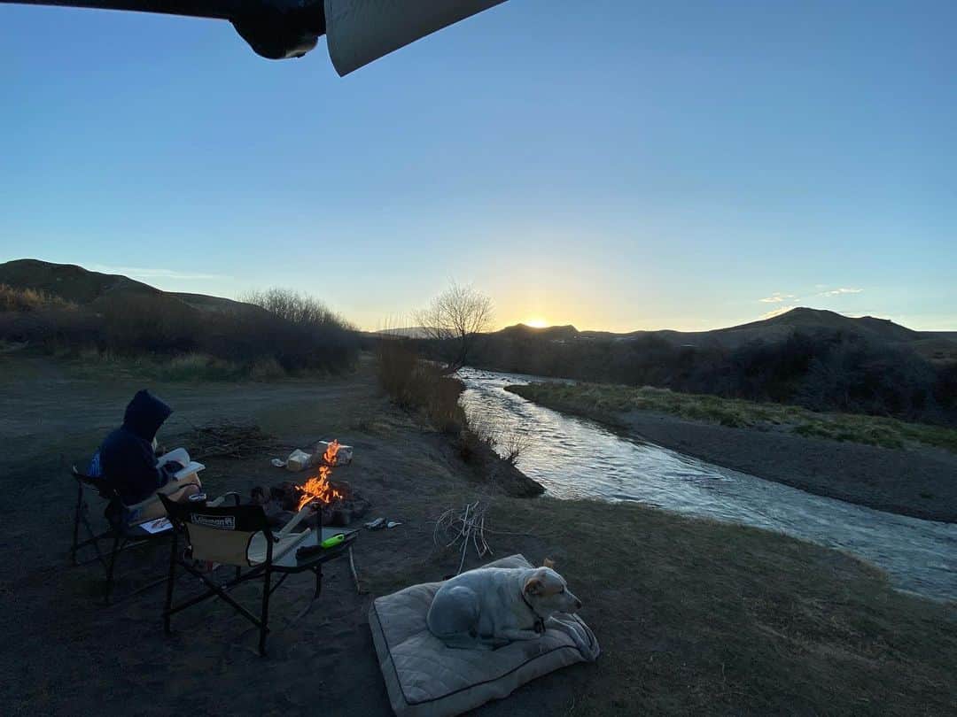 ジェイコブ・ダルトンのインスタグラム：「What a weekend. Decided to pack up and get out. Had no idea what was in store. Had an idea of where to boondock but no idea if it was possible to get there. It was and it was incredible. The fishing was pretty dang fun too for my first time on this river.  #OneThousandHobbies  #Camping  #FlyFishing」
