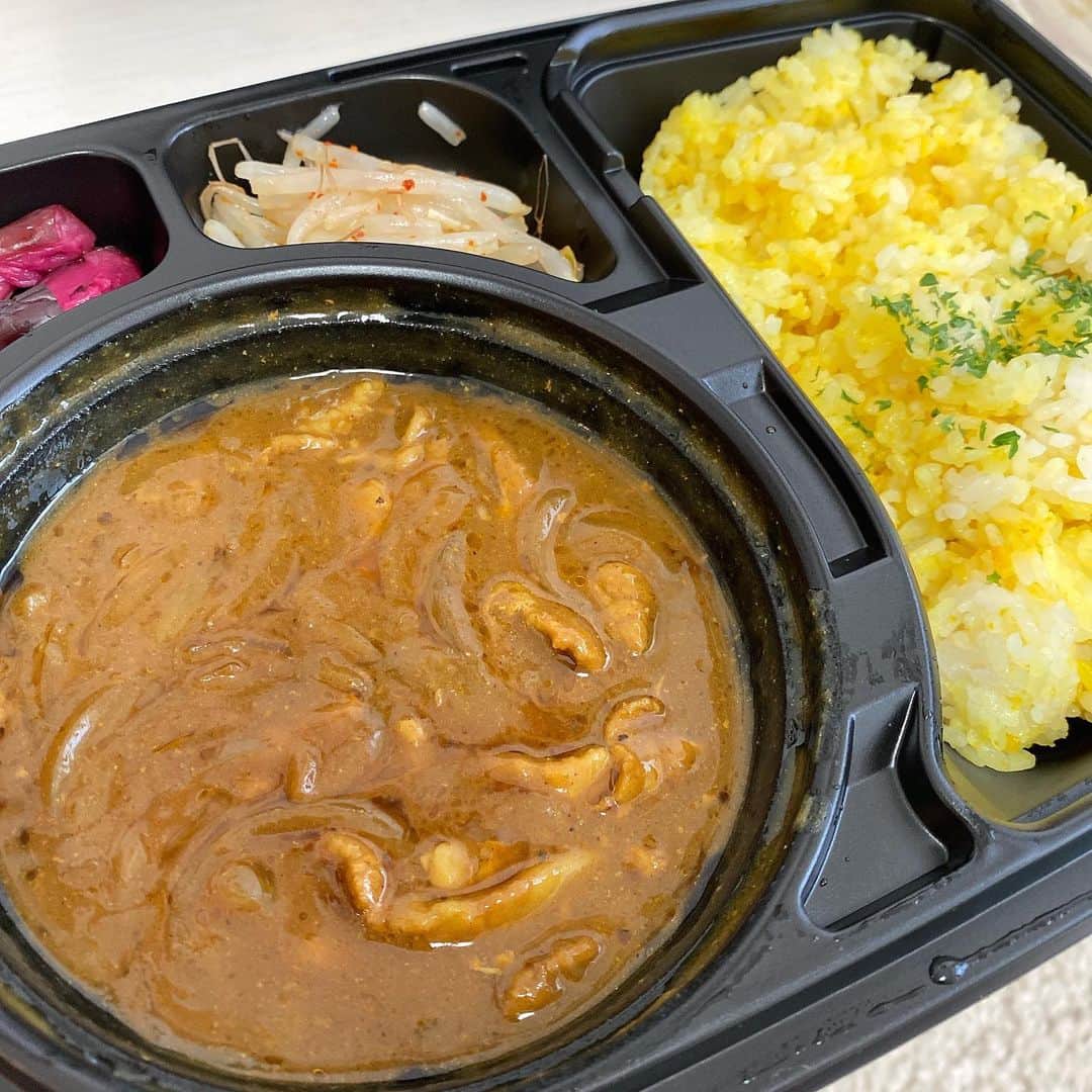 吉江瞳のインスタグラム：「今日のランチはスパイスカレー弁当🍛 barを経営してるお友達がお弁当を始めました😊 今日はスパイスカレー！ 毎日おかずが違うみたいです😁 量も味も満足です❤️ 渋谷区港区で配達してるみたいなのでお出かけできない方でも受け取れますよー👍 @tatsuro33 ありがとう😊 #poolお弁当 #西麻布  購入の仕方はタグづけのところで😁」