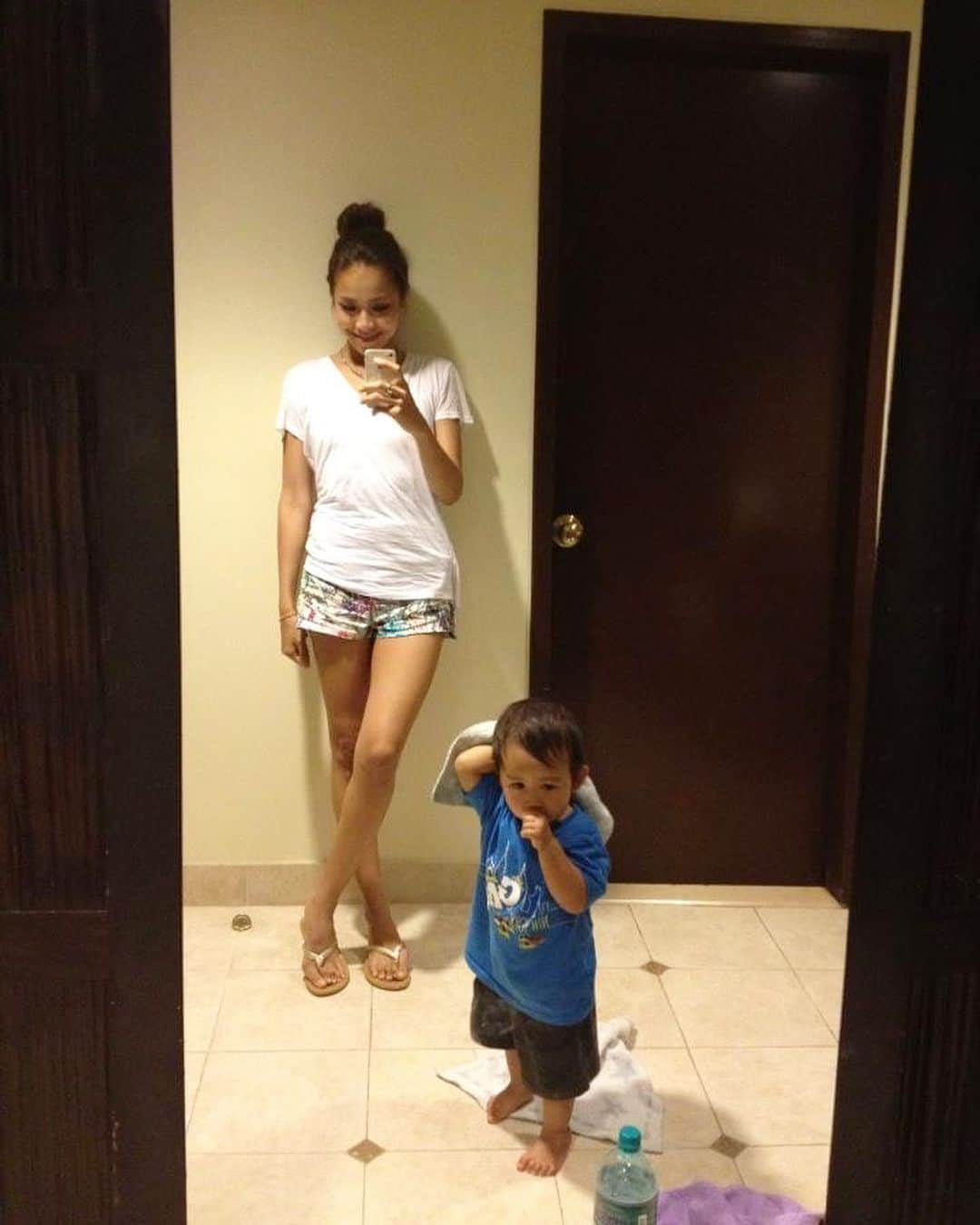 坂倉アコさんのインスタグラム写真 - (坂倉アコInstagram)「8 years ago🦁❤️﻿ Words can’t express how much I love you....!!﻿ Love you to the moon and back!  Facebookによると8年前の投稿みたい。 息子も、今年の12月でもう10歳になる☺️ ﻿ こんなに愛しい存在が、出来るなんて想像もしなかったなー。﻿ お母さんになんてなれるんだろうかと思っていたら、なれた🙈❤️ ﻿ ﻿ 何年経っても愛が増すばかり。﻿ 何でも話せる親友のようなパートナーのような。﻿ 最強の相棒的な。﻿ ﻿ 今じゃ、一緒に歩いていると、﻿ ”あこ、危ない、車来るよ。”と常に﻿ 私を気遣ってくれたり、優しく頼もしい一面も日々見せてくれる。﻿ ﻿ 良い男になるに違いないw❤️ ﻿ いや、ならせる🤗！！﻿ ﻿ これからも色々な世界を見せて、かっこいい男に育てて行かなきゃなと常に思う。﻿ ﻿ それが私の原動力💞💞💞﻿ ﻿ ﻿ ﻿  #子育て #love #son #motherandson ﻿ #シングルマザー #仲良し #mybestie #大好き #感謝感謝 #ありがとう」4月27日 11時24分 - akosakakura