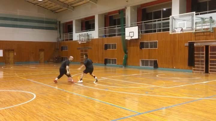 青木康平のインスタグラム：「【ヘジテーションからの1on1】 🏀ヘジテーションでディフェンスに仕掛けます。 🏀ディフェンスの後ろ足にアタック。 🏀ディフェンスの後ろ足に体重が乗った所でクロスオーバーからジャンプシュート ☝️ポイント☝️ フットワークや、緩急、アタックの角度をよく見て下さい！ 👉 @cohey11 か @watchandc_official のタグ付けをしてもらえたらアドバイスいたします💪 #watchandc#watchandcacademy#実践スキル#1on1#ヘジテーション」