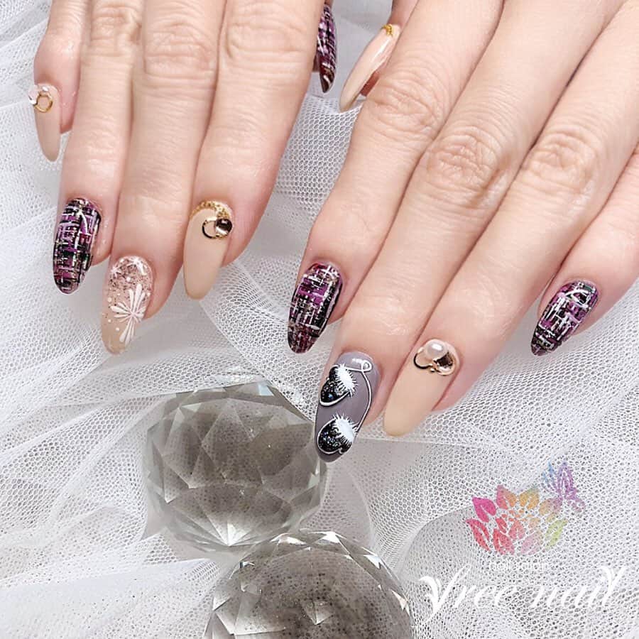 free nail フリーネイルのインスタグラム：「. お客様ネイル💅🏻🌼✨ . 大人ツイードネイル☪️✨ . パープル×ヌーディーベージュが大人色💜✨ . ⇨スワイプして動画も見てね▶︎☝︎🎬✨ . ご来店ありがとうございました🙇🏻‍♀️🙇🏻‍♀️🙇🏻‍♀️💗 . freenailは、緊急事態宣言発令を受け、 4/13〜5/6まで臨時休業中です。 お客様にはご不便をおかけし大変申し訳ございませんが、ご理解賜りますようお願い申し上げます。 . #ネイルアート #ジェルネイル #ネイルサロン #大阪ネイルサロン #ネイルデザイン #ネイルチェンジ #ツイードネイル #手書きアート #チェーンネイル #ネイルパーツ #パープルネイル #ベージュネイル #デザインネイル #トレンドネイル #シンプルネイル #大人ネイル #ロングネイル #春ネイル #springnails #nailsart #nailsdid #美甲 #日式美甲 #日式美甲胶 #日本美甲师 #日本美甲老师 #美甲上课 #日本胶 #フリーネイル #freenail」