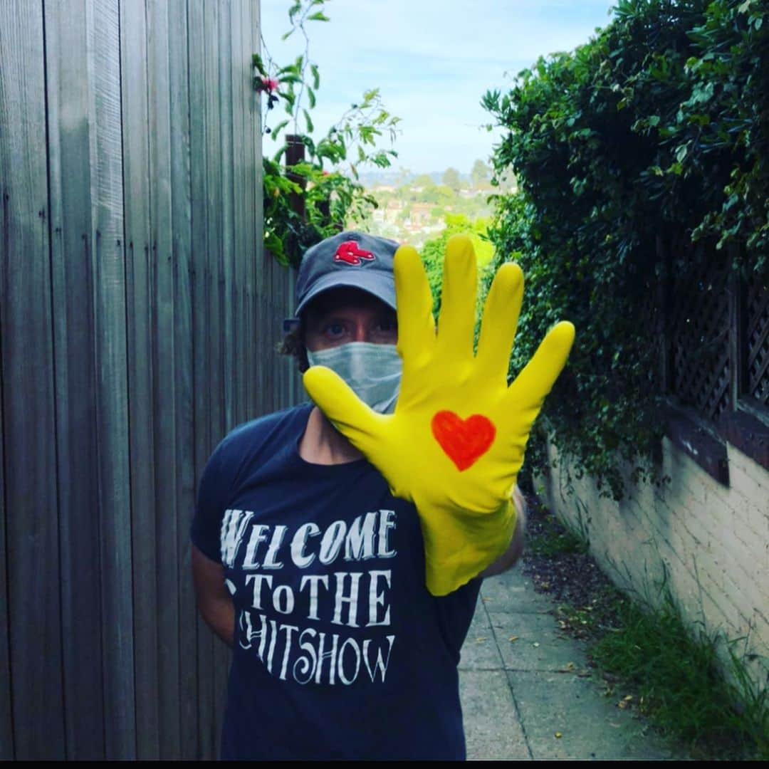 T・J・サインのインスタグラム：「Last week I shared the everyday hearts I came upon while on my path. I loved the ones you sent me back! 😊 Here’s some more love from me, and a little from you too! Happy week ahead!❤️」