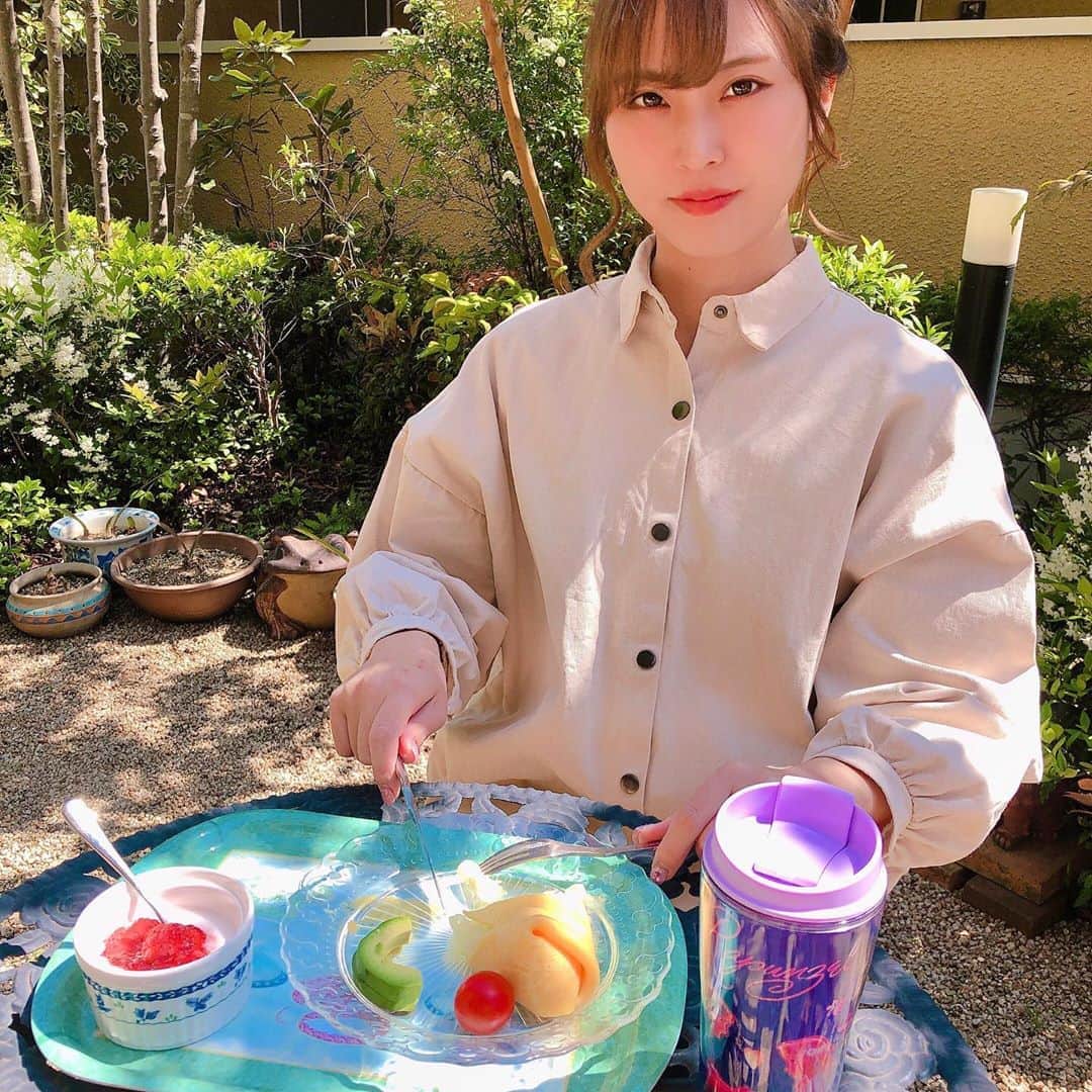 住吉珠貴(たまちゅーーーぶ)さんのインスタグラム写真 - (住吉珠貴(たまちゅーーーぶ)Instagram)「やっほー🌸﻿ ﻿ ﻿ この間初めておうちカフェしたよ☕️🍰🏠﻿ ﻿ ﻿ ﻿ 昨日の動画になってるけどみてくれた？🥰﻿ ﻿ ﻿ ﻿ 春は日向ぼっこ日和だよね🍓💕﻿ ﻿ ﻿ ﻿ いちごのサンドイッチとか今度つくってみたいな🎀﻿ ﻿ ﻿ ﻿ #youtuber #たまちゅーぶ #住吉珠貴 #おうち時間#おうちカフェ #stayhome」4月27日 11時31分 - tamachan301