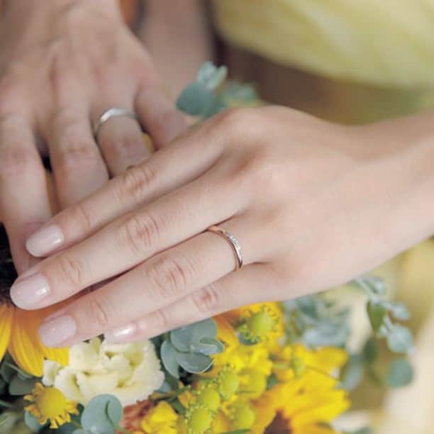 ith / イズ オーダメイド結婚指輪さんのインスタグラム写真 - (ith / イズ オーダメイド結婚指輪Instagram)「“柔らかな優しいラインが とっても好き” と気に入ってくださった、 カーブラインの結婚指輪が ドレス姿にぴったりです。  お写真を拝借するのは、 @373wedding さまです🤳✨ . .  結婚指輪は自分たちらしくカスタマイズができる ithさんで購入しました。  ナチュラルにしたかったので ネイルはお店に行かず自分で。 . . 女性はピンクゴールド、 男性はホワイトゴールドの色違い。  お二人の暮らしが、 《レガート》のように滑らかで 心地よいものとなりますように🕊✨ . . #結婚指輪 #婚約指輪 #エンゲージリング #マリッジリング #指輪選び #結婚指輪選び #結婚指輪探し #カスタマイズ #ペアリング #プロポーズ　 #オーダーメイドリング #結婚指輪オーダー #特別感 #ナチュラルウェディング #カラードレス #結婚式 #指輪交換 #ゴールドリング #ピンクゴールド #ダイヤモンドリング  #2020秋婚 #2020冬婚 #2021春婚 . . special thanks：@373wedding」4月27日 11時45分 - ith_marriage