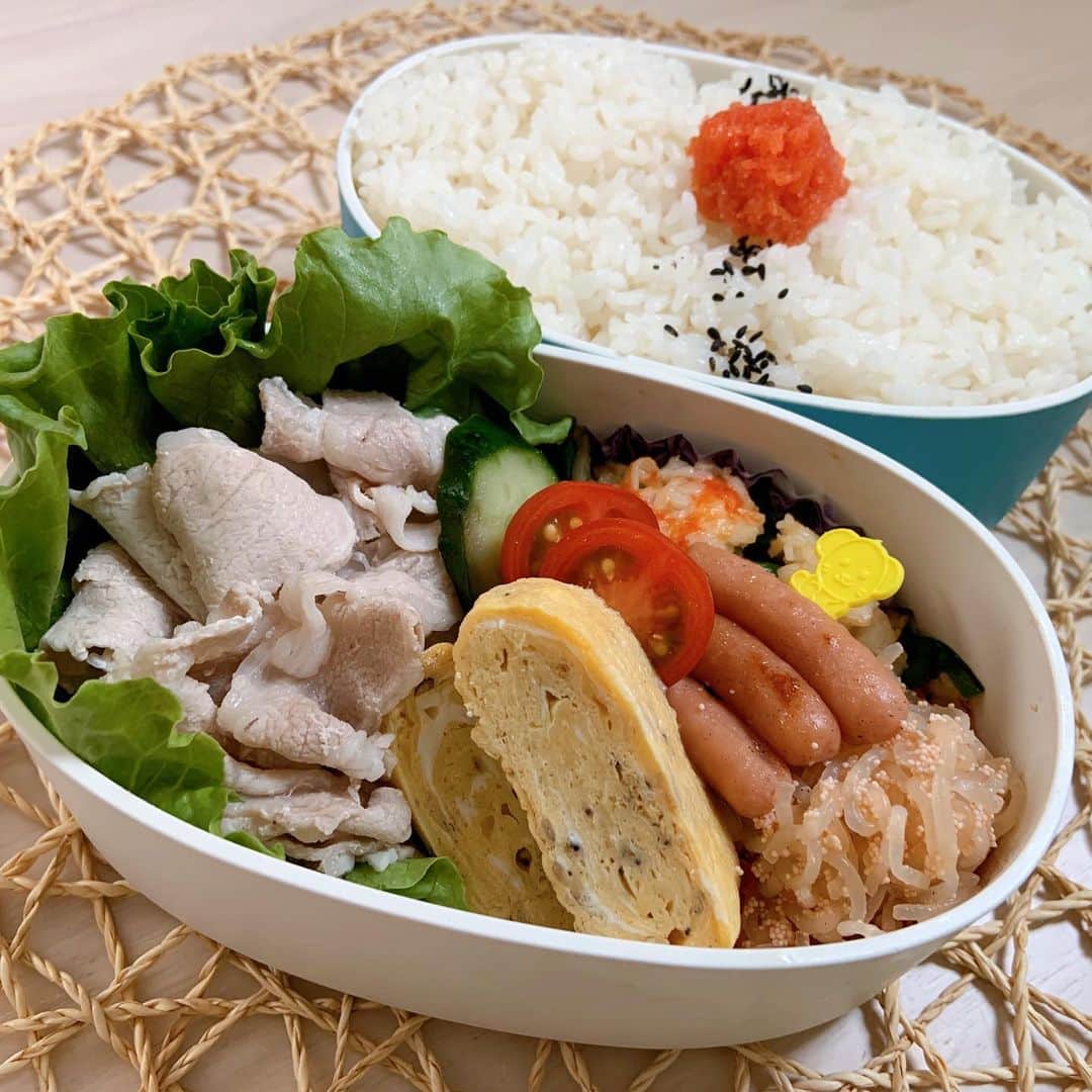 本田しおりのインスタグラム：「#今日のお弁当  #豚しゃぶ弁当 #豚しゃぶ#カニカマとニラ炒め#白滝明太子#海老ちりめん入り出し巻き卵#ポークピッツ  余り物弁当でした ガミちゃんごめん♡w  #お弁当 #本田弁当 #旦那さん弁当 #神ちゃん弁当」