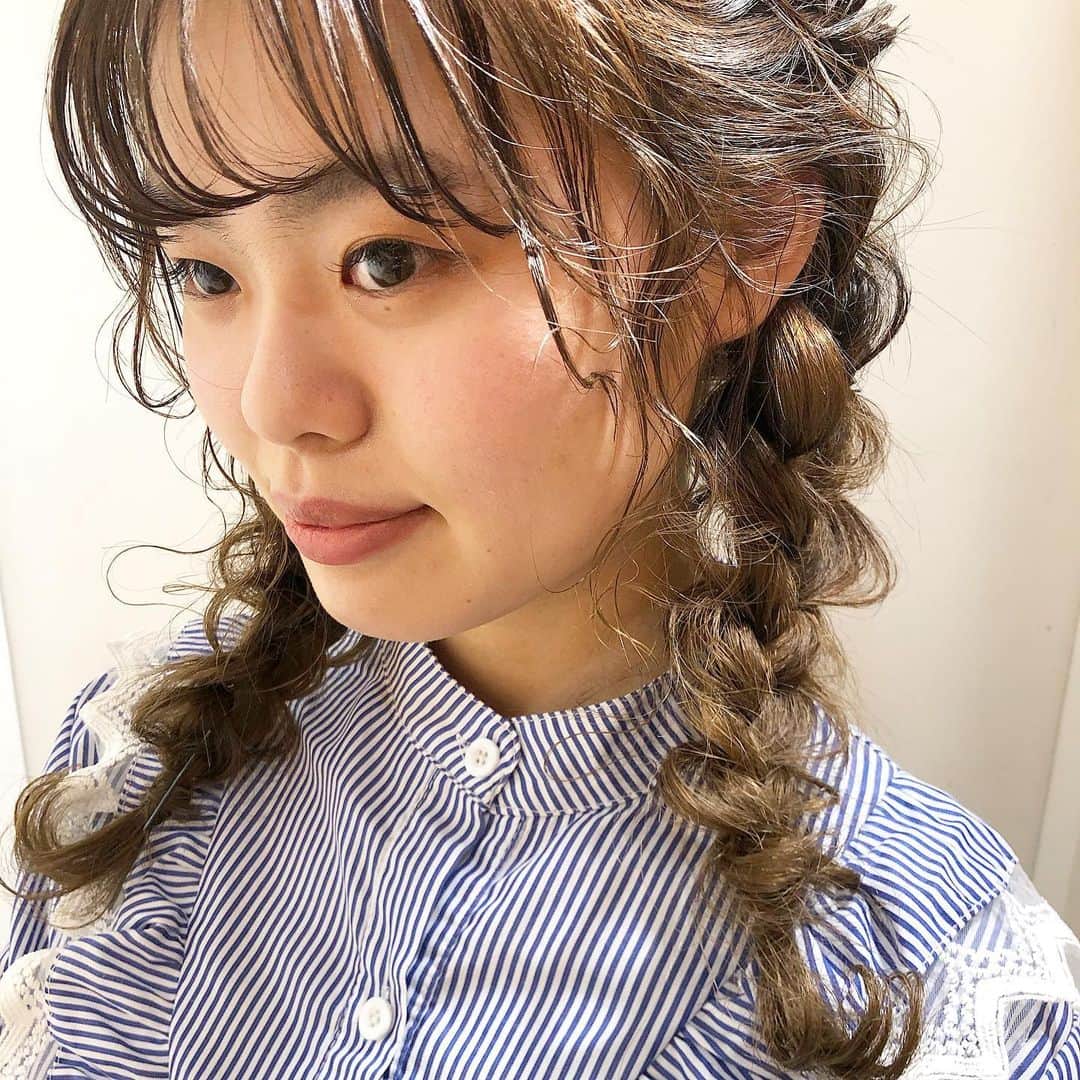 Miki Kajiwaraさんのインスタグラム写真 - (Miki KajiwaraInstagram)「こないだの動画のヘアアレンジ。 . 簡単おさげアレンジ。。。 . . 女の子のおさげは可愛い♡♡♡ . . #kajimagic #ticktock #airline #姫路美容室」4月27日 11時48分 - kajimagic