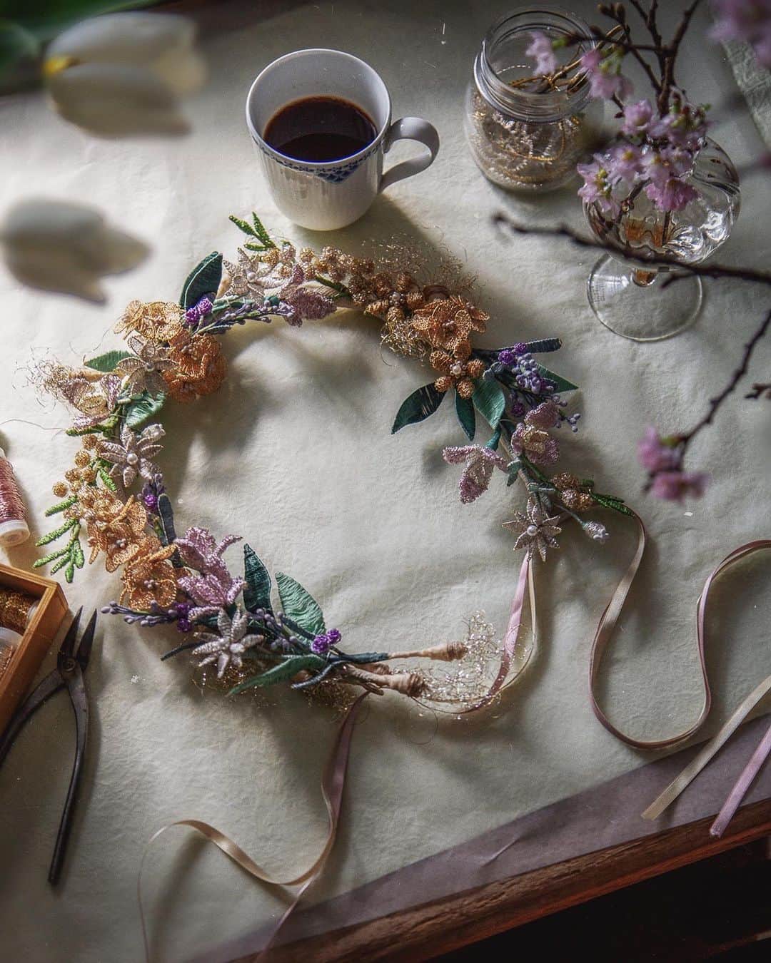 柳澤麻衣さんのインスタグラム写真 - (柳澤麻衣Instagram)「Happy new week. This wreath is made of wire flowers🌷 Mimosa Tulips Flannel-flowers」4月27日 3時19分 - toile_blanche
