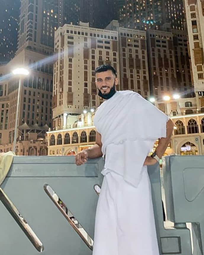 オマル・アッ＝ソーマのインスタグラム：「من ذكريات اخر عمرة لي، بإذن الله السنة الجاية نفس هذا الوقت كلنا معتمرين 🤲🏼」