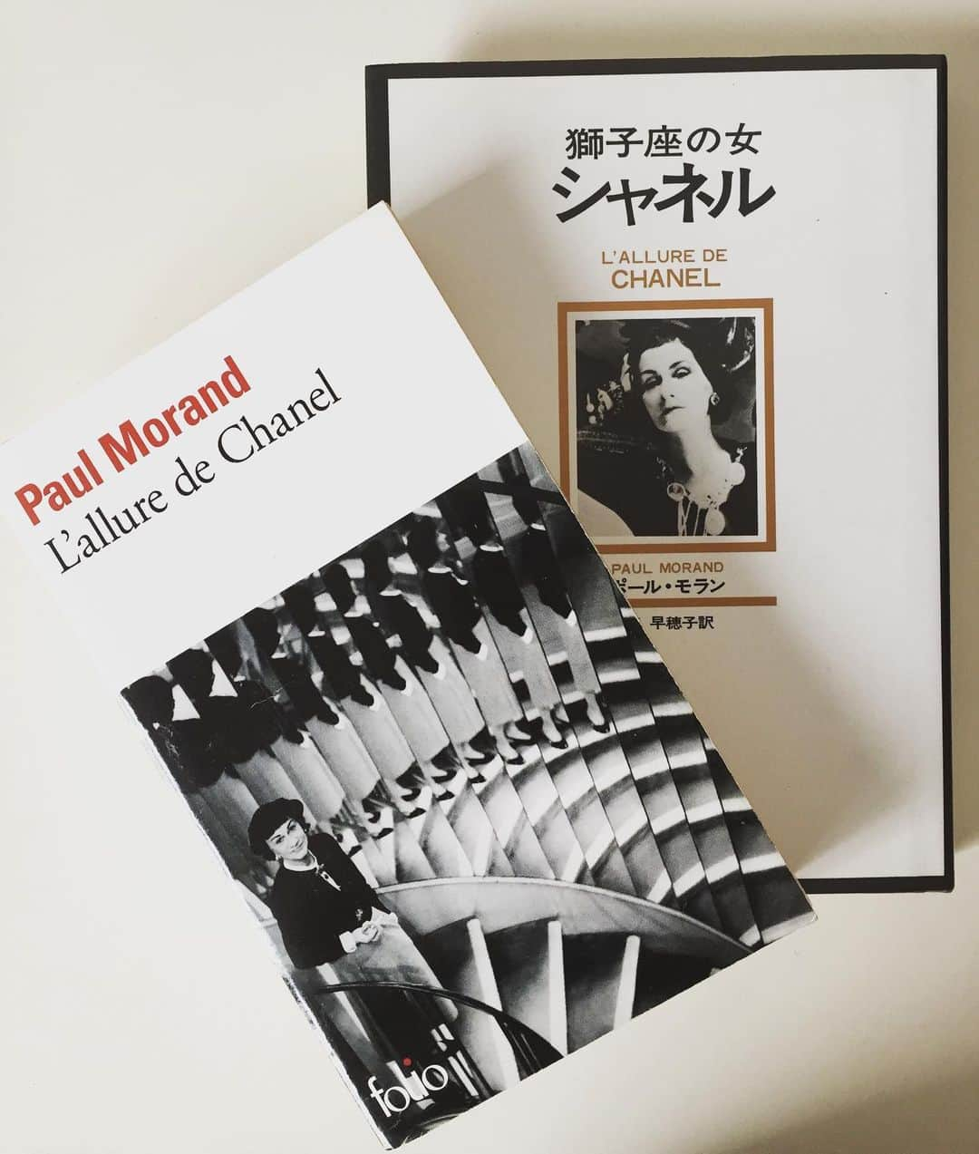 大森美希さんのインスタグラム写真 - (大森美希Instagram)「Lockdown Day 41 🔐  Coco Chanel is one of my favorite fashion designers.  今日3回目のインスタライブ無事終了。(見に来てくださった方ありがとうございます🙇‍♀️) 視聴者さんからフランス語の服飾関連の書籍で私のおすすめは何かとのご質問。「L’allure de Chanel」自分が好きなデザイナーがどんな時代背景でどんな生き方をしてきたのか、それを踏まえて自分は今の時代にどんな生き方をしていきたいのかを考えるのはすごく大事な事だと思う。もし原文が難しかったら日本語版で是非。  #todaysbook #cocochanel #lalluredechanel #paulmorand #fashion #chanel #mode #fashiondesigner #livre #lockdown #confinement #livredaujourdhui #paris #parislife #stayhome #restonscheznous #今日の一冊 #獅子座の女シャネル #シャネル #ココシャネル #ファッションデザイナー #ファッション #モード #パリ #外出制限中のパリ #おすすめ本 #強い生き方 #パリ生活 #海外生活 #フランス語」4月27日 3時31分 - mikiomori_