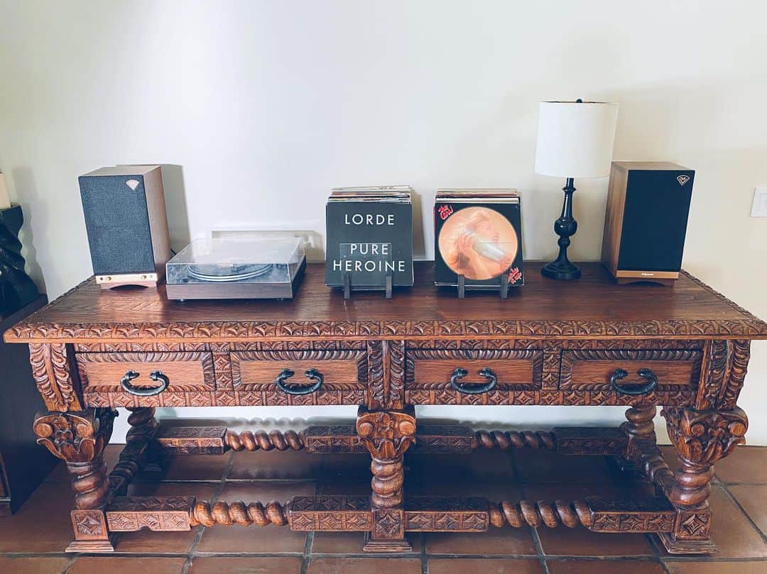 のインスタグラム：「A simple listening station.  Some newer, some older.  #seewhatididthere #thecars #lorde」