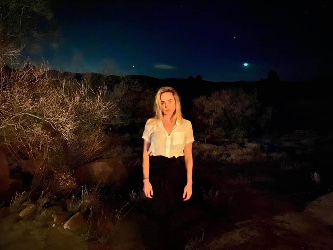 ケイティ・ロッツさんのインスタグラム写真 - (ケイティ・ロッツInstagram)「Self portrait in the desert. Spent a couple hours alone under the stars. #quarantinelife」4月27日 3時49分 - caitylotz