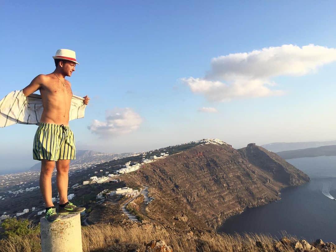 ステファノ・カルーゾのインスタグラム：「The best and most beautiful things in this world cannot be seen or even heard, but must be felt with the heart. Can’t wait to travel again. 🔮 #travelphotography #greece #santorini #oiasantorini #feelthevibe #feelfree #travellingthroughtheworld #happydays #happylife #passportready #missthosedays #ciaobelli」
