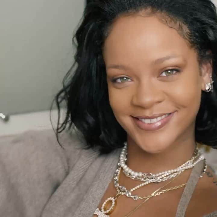 リアーナのインスタグラム：「‪It’s called a no makeup makeup lewk! 💁🏿‍♀️ I’m back with a new tutorial showin’ y’all how to keep it #FENTYFACEFRESH with my new @fentybeauty Cheeks Out Cream Blush & Cream Bronzer. Head to youtube.com/fentybeauty to see the full ting 😘‬」