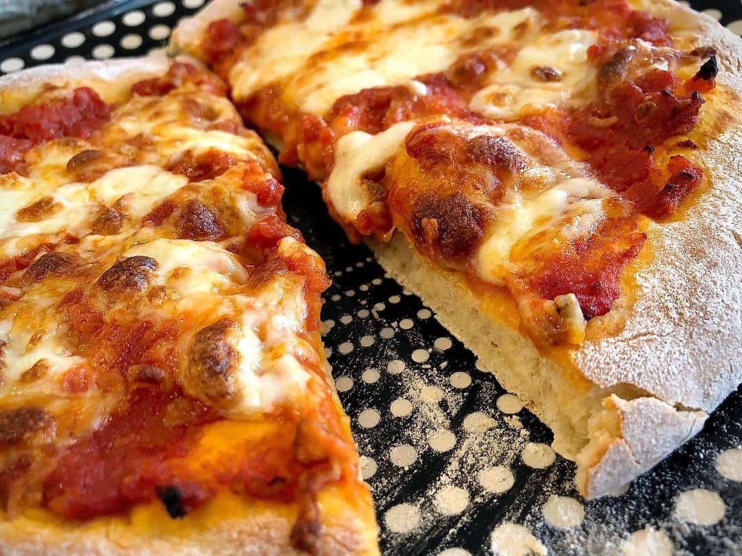 川島永嗣のインスタグラム：「ピザ職人への道のりはまだまだ長い。。🍕 でも美味しかったからいいか(笑)。 Still long way to become Pizzaiolo... But it was delicious🍕  #sunday#pizza#pizzaiolo#stayhome#日曜日#料理#ピザ#ピザ職人#ステイホーム」