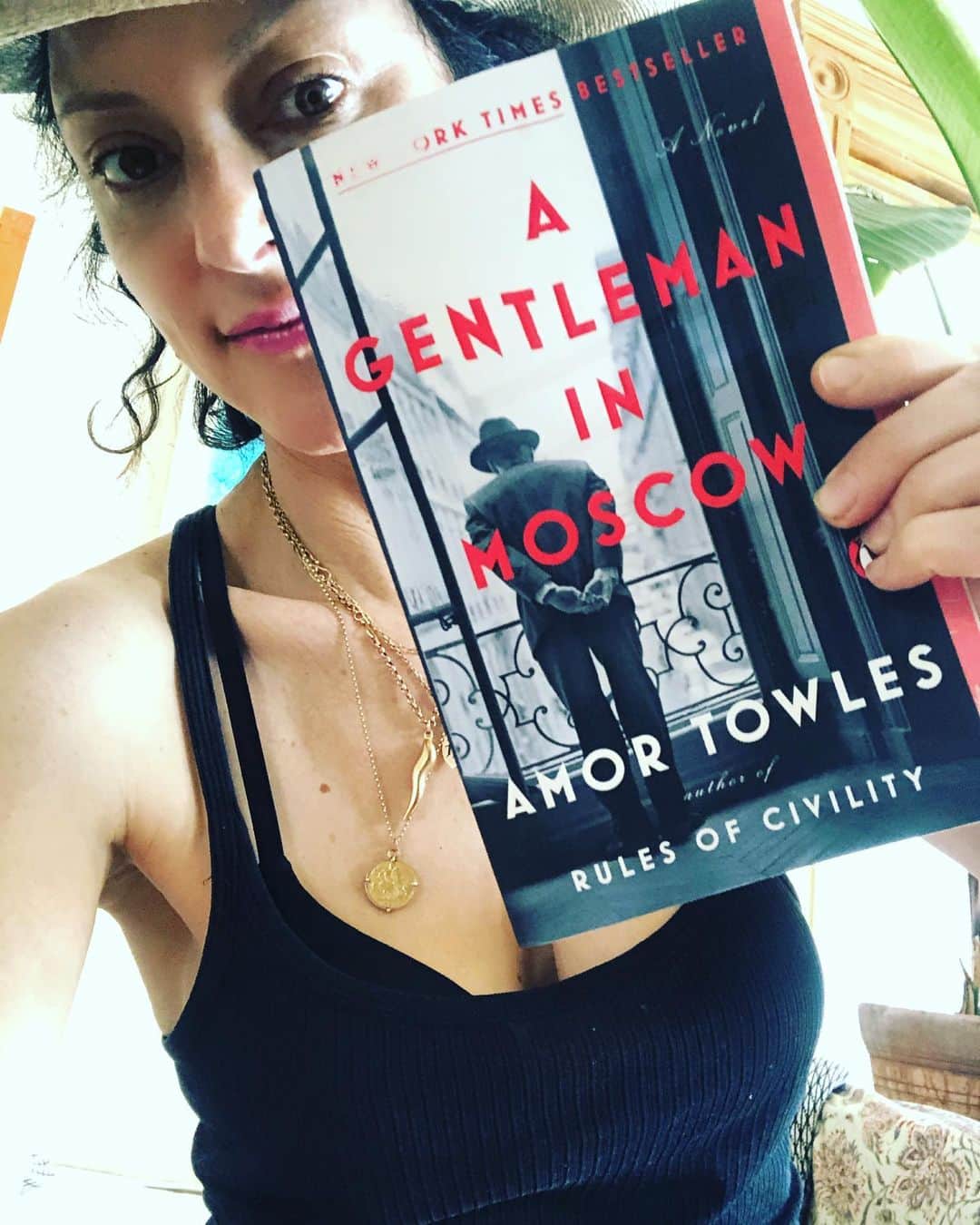 ローラ・グラウディーニさんのインスタグラム写真 - (ローラ・グラウディーニInstagram)「This is what I am reading right now... perfect for #quarantine - ##whatareyoureading ?#agentlemaninmoscow」4月27日 4時08分 - trulylolaglaudini