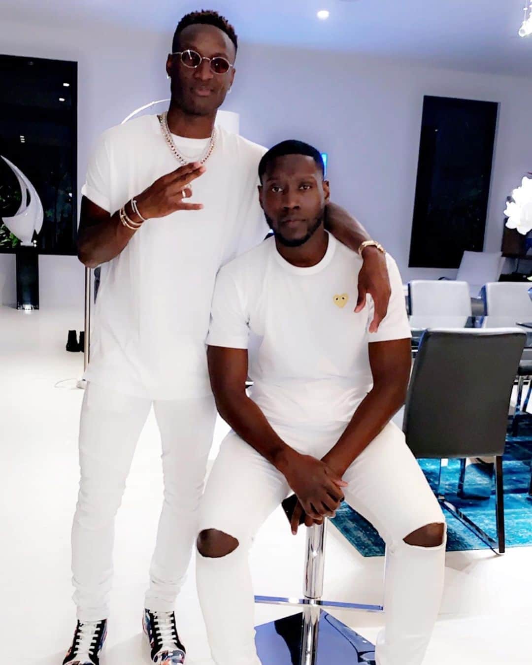 ブナ・サールのインスタグラム：「Joyeux anniversaire à mon frère ! 🎂🙌🏾❤️ Proud of you and all the best big bro For Life ! 🙏🏾🥰 @kryscarter69 #partnerincrime 🔫🤪」