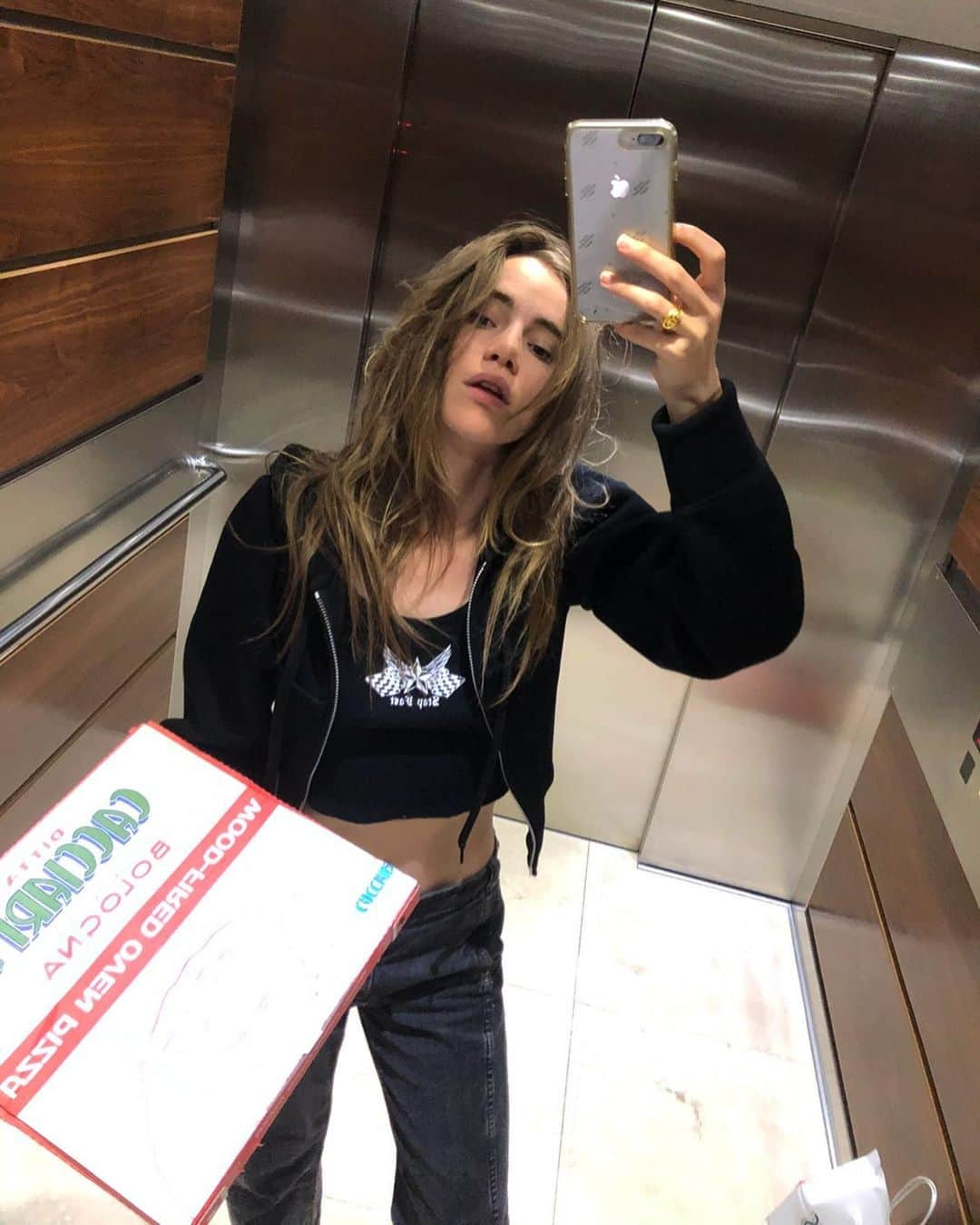 スキ・ウォーターハウスさんのインスタグラム写真 - (スキ・ウォーターハウスInstagram)「todays workout includes riding elevator to get pizza」4月27日 4時38分 - sukiwaterhouse