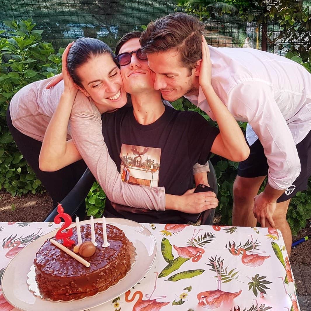 ヴァレンティーナ・マルケイのインスタグラム：「Happy 🎂 Junior! The baby of the fam turns 23!♥️ #familylove #MarcheiSandwich  Blessed to be with my family in this challenging time☺️ @framarke_official e i suoi 23 anni, in giardino, bbq, torta e il liquore alla liquirizia dei vicini! #giornataperfetta 😊」