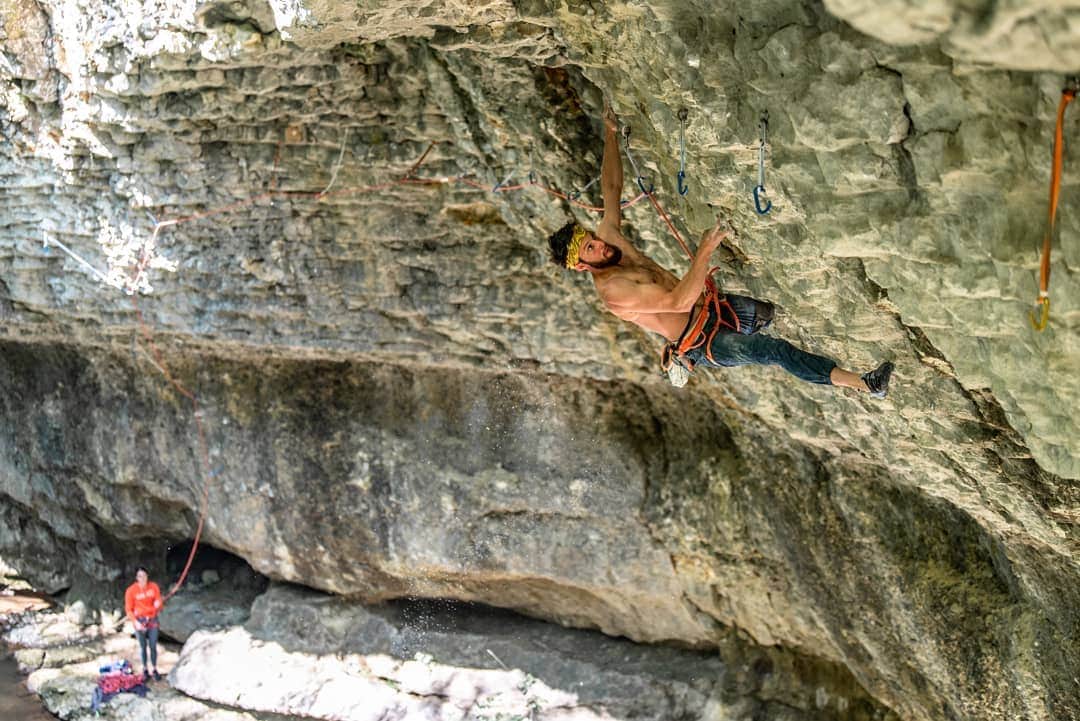 イェルネイ・クルーダーのインスタグラム：「One of my proudest first ascent: "Zlati rez" 8b+ • 50 meters 😅  ____________________ 📸: @martin_z_orko  ____________________  @scarpaspa @ocun.climbing @vibram @snowmonkey」