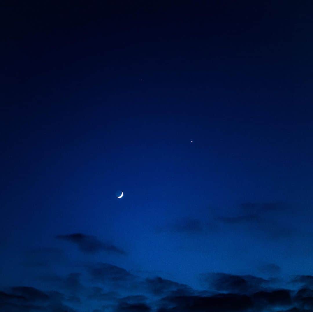 ジェイミー・カラムさんのインスタグラム写真 - (ジェイミー・カラムInstagram)「Venus and the new moon tonight.」4月27日 5時26分 - jamiecullum