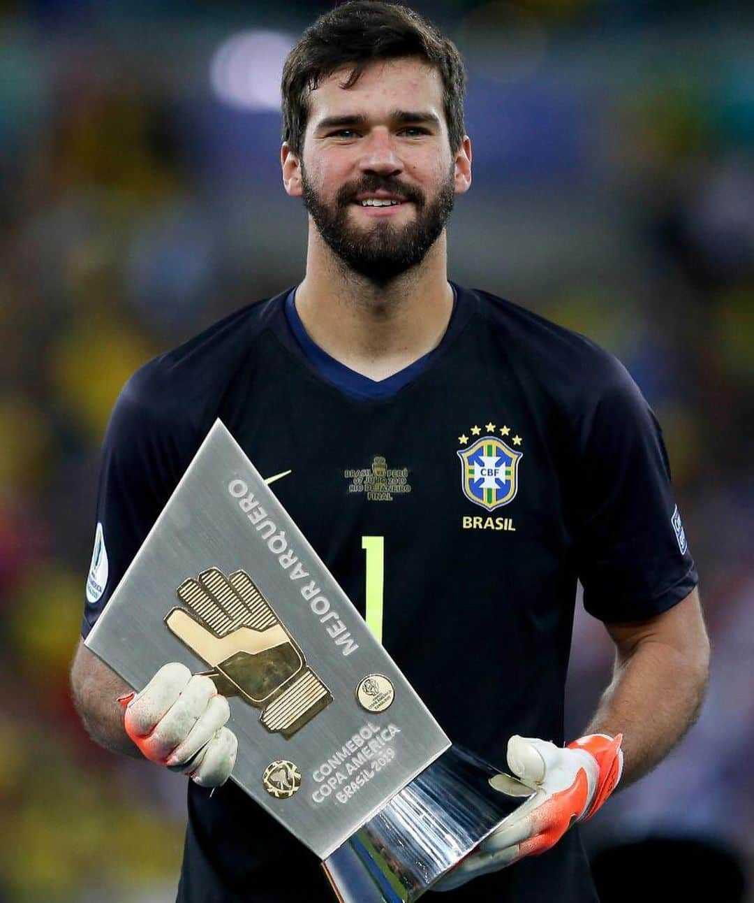 アリソン・ベッカーさんのインスタグラム写真 - (アリソン・ベッカーInstagram)「Feliz dia do goleiro! ❤️🇧🇷🧤⚽️ #AB1」4月27日 5時32分 - alissonbecker