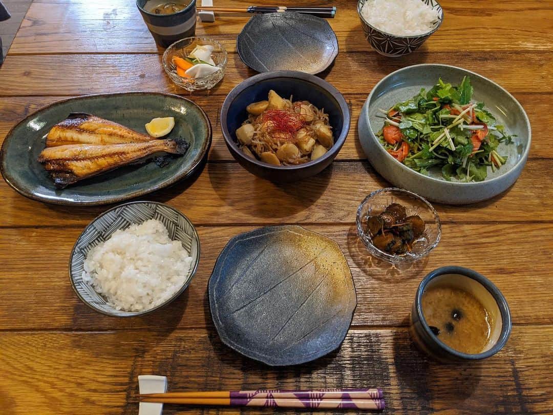 藤田敦子のインスタグラム：「ㅤㅤㅤ 【#blendakitchen 】 先日のdinner ㅤㅤㅤ ✔︎三つ葉、ホワイトセロリ、サーモンのサラダ ドレッシングは @usagifarm_ai のもの ✔︎里芋としらたきの炒め煮 ✔︎ほっけの干物 ✔︎自家製きゅうりのきゅーちゃん ✔︎お野菜塩漬けもの ✔︎味噌汁 ㅤㅤㅤ きゅーちゃんへの問い合わせがあったから 動画で撮ろうかなと。 また簡単すぎるやつやけど🤣🤣 昔からきゅーちゃんが大好きだから 自分で作れるの、うれしい🤤」