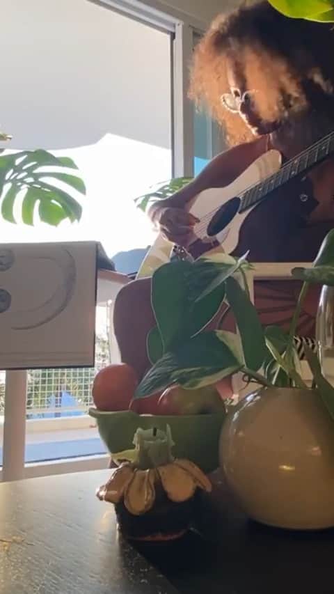 のインスタグラム：「Playing guitar, painting and writing songs in this time, @iamkelseylu sings her new song ‘Astral’ for the #GucciCommunity. “Astral projection is something of a wonder to achieve, I’ve only dreamt of such a thing. My cello of 18 years broke last week during a tragic fall. I was upset since that’s what most of my compositions revolve around. Luckily, I have this guitar, keyboard and simple art supplies to keep me company, so until another cello comes along (who knows when that will be), The Sonics will be mostly that. Music is a healing tool of magic that brings us all closer together. I feel lucky to be able to share in it and spread that magic hope to the world that so desperately needs it right now.” @alessandro_michele #AlessandroMichele The #GucciCommunity stands behind aiding those most vulnerable in this crisis, join by donating now to the @unfoundation’s #COVID19 Solidarity Response Fund in support of the World Health Organization @who, and locally with @intesasanpaolo's #ForFunding campaign which supports the Italian Civil Protection Department  #DipartimentoProtezioneCivile」