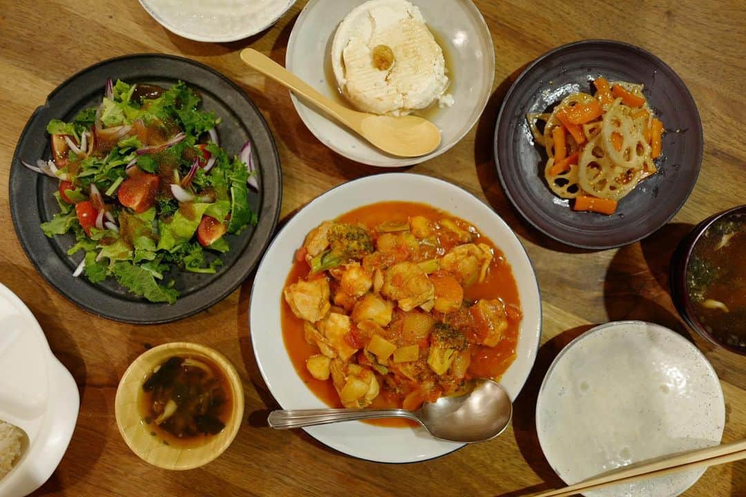 のインスタグラム：「昨日＆一昨日の晩ごはん。 チキンのトマト煮 ケールサラダ ごま寄せ豆腐 蓮根きんぴら わかめ、大根、きのこのお味噌汁 . . 昨日は残り物に 蓮根のはさみ揚げ、 さつまいもとお揚げとほうれん草のお味噌汁。 . . . 残り物が一品あるだけで、とっても楽✨ . . . 昨日はお兄ちゃんがお昼寝せずにご飯前に寝てしまった。はんなが横で寝そべってくれて微笑ましかった。 . . . それにより、4時半に息子目覚めた😭Netflixでブラックリストを見始めて、授乳したりで、もう起床してお腹空いたって。そらそうだ！バナナヨーグルトを食べてテレビが見たいそう。リズムがくるってしまったー😭 . . . #dinner #みさこクッキング #そろそろ買い出し　#野菜切れ #お肉はある　#リズムの乱れ #ちゃんとしよう　 #器　#伊藤環　#二階堂　#vintage」