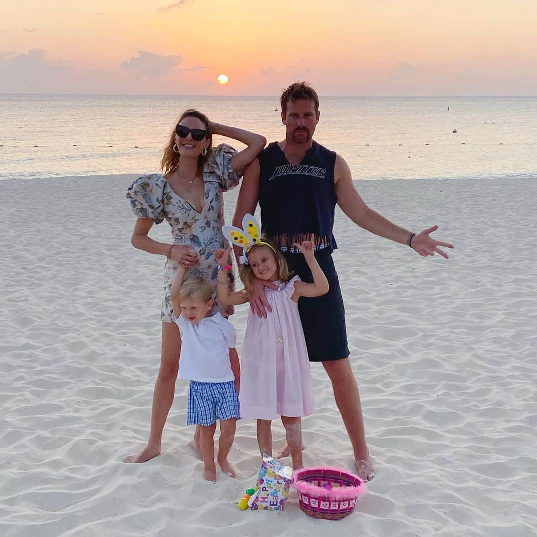 Elizabeth Chambers Hammerのインスタグラム：「Tb to Easter Sunday two weeks ago. When the beaches were open and Joe Exotic’s mohawk hadn’t yet graced us with its presence. Sending everyone much love on this Sunday. ❤️」