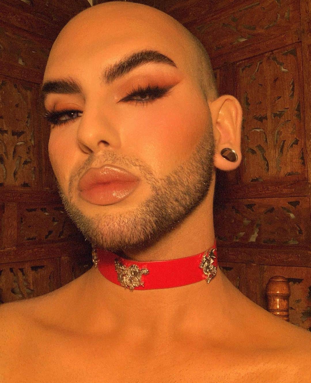 A riel D iazのインスタグラム：「Extraño el perreo 🥺  Eyes: @doseofcolors baked browns & blushing berries. @houseoflashes iconic lite lashes. @hudabeauty life liner. @anastasiabeverlyhills dipbrow gel  Lips: @ctilburymakeup Hepburn honey. @clarinsusa lip oil.  Face: @makeupforever ultra hd stick foundation, @patmcgrathreal foundation. @narsissist radiant creamy concealer, @nudestix plush paint ‘st tropez’. Red dragon choker @dollskill」