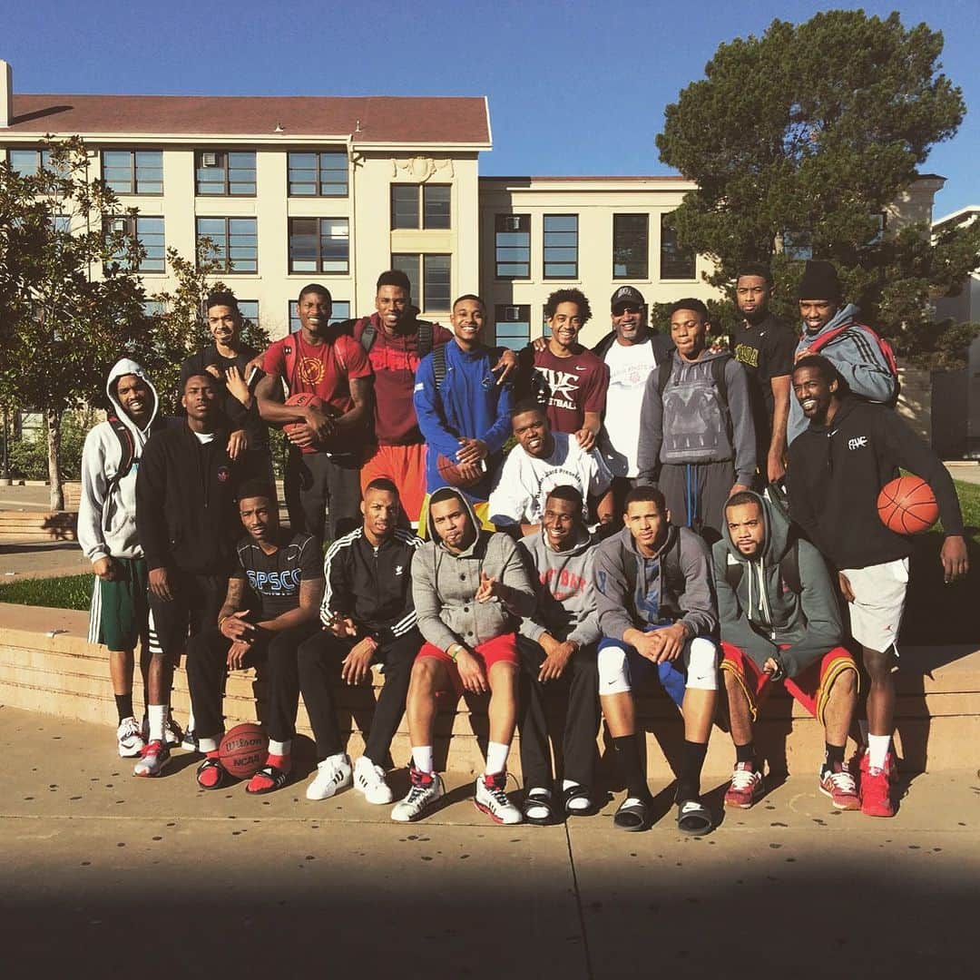デイミアン・リラードさんのインスタグラム写真 - (デイミアン・リラードInstagram)「No change」4月27日 6時06分 - damianlillard