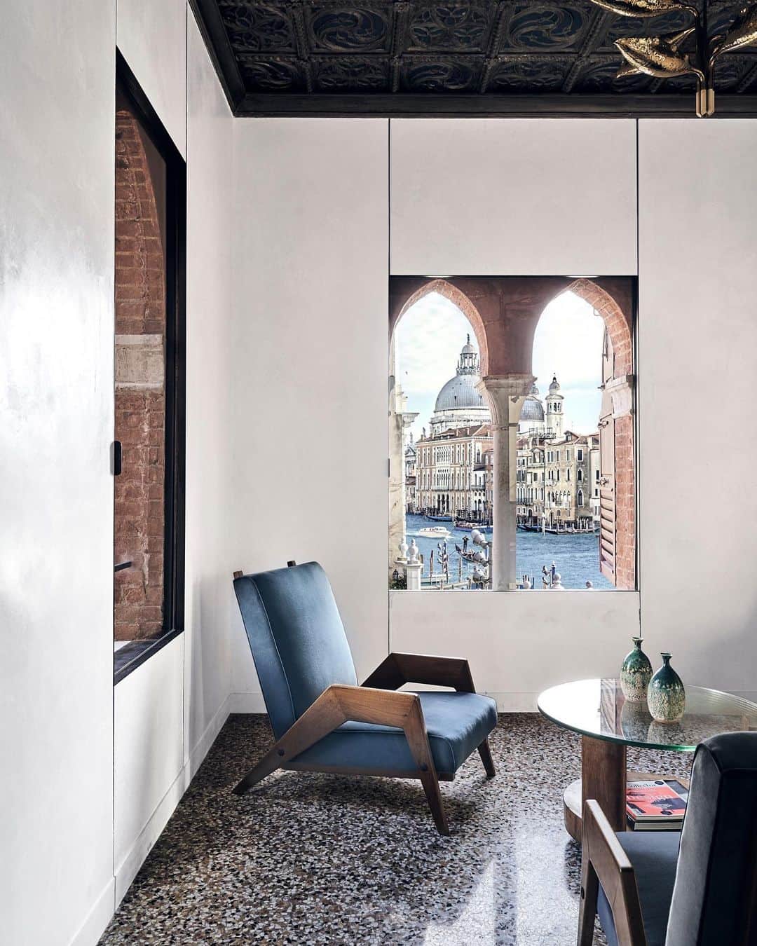 ELLE DECORさんのインスタグラム写真 - (ELLE DECORInstagram)「In the Salon of design enthusiast Nikki McCullagh's home, the mullion windows were kept in its original Gothic structure encased in new window frames that slide into the walls preserving the stunning views of the Grand Canal in Venice, Italy. Pictured here are vintage Italian chairs, cocktail table by @fontanaarte, and the 1950s Angelo Lelli ceiling light is by @arredoluce. Click the link in bio for the full tour of the apartment, as seen in our May 2020 issue. Photography by James Merrell.」4月27日 6時07分 - elledecor
