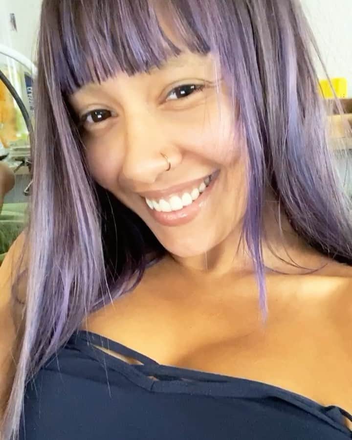 Janice Griffithのインスタグラム：「bringing a selfie video smile to ur timeline 🟣♋️💜」