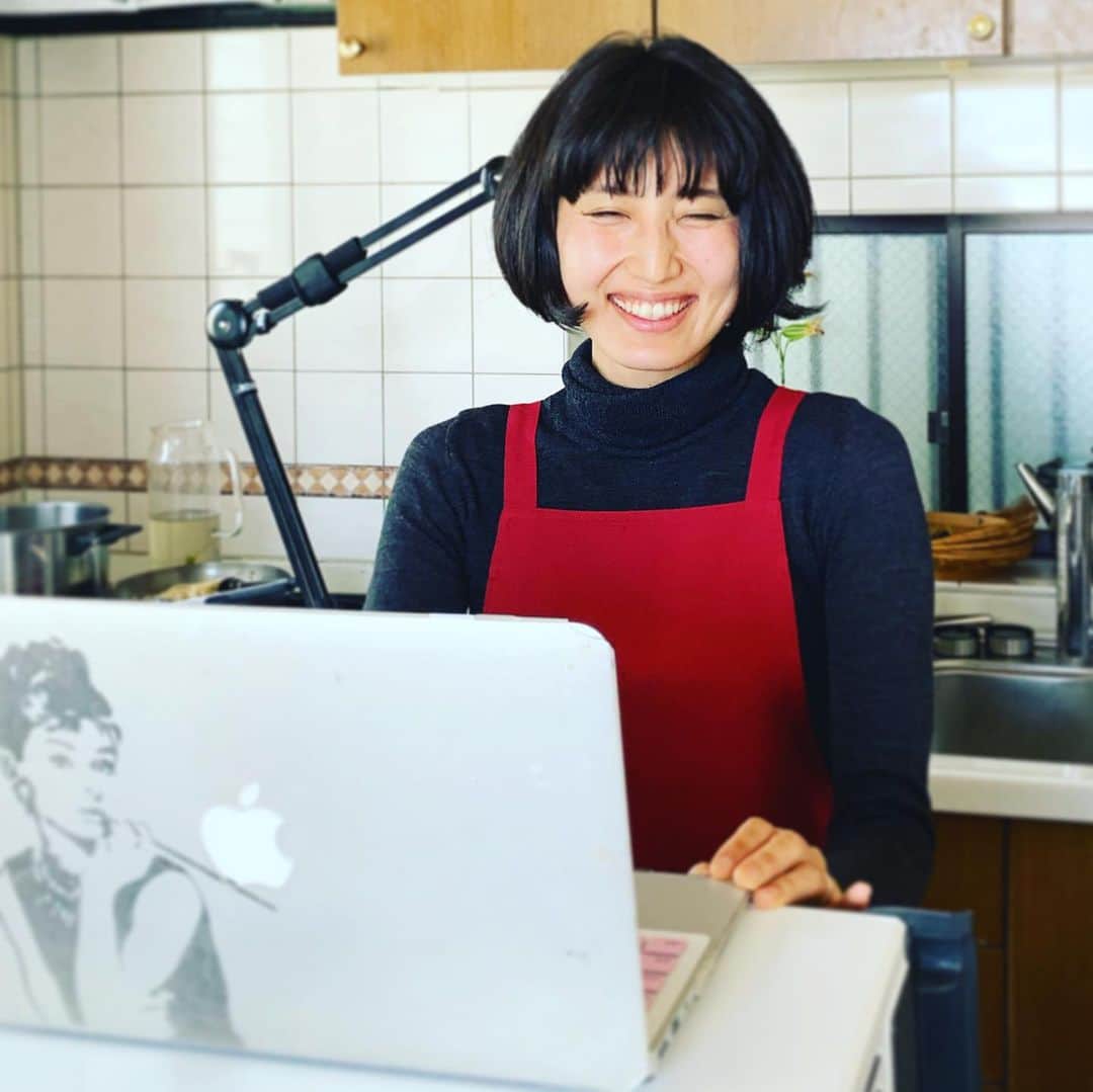 望月一花のインスタグラム：「新しい取り組み、はじめました💖 「みんなでごはん作ろう会」発足👩‍🍳✨ ・ 前々から料理教室の要望は多かったのですが、私が育児中だったりなんやかんやでごく少人数友人限定しか出来ず… そんな中、こういう事態に陥って 困ってるママさんや友人たちに 何か出来ないかな、と思い 一念発起して始動しました❣️ ・ 結果は、大好評😭🙏💖💖💖 初めてなのに沢山集まってくださって🥺 普段使ってるキッチンで、自分で生み出したことのない味を作ることができてみなさんビックリしてました💖  オンラインでみんなと繋がってリアルタイム同時進行で作れるのも嬉しいし、何より文字では伝えにくい繊細な美味しくするヒントを伝えられるのも嬉しい🥰 ・ 一人暮らしで孤食になってる方や、 ちょっとしたコツを掴みたい方、 三食作るの大変でレパートリー増やしたい方、大歓迎です💖 みんなでワイワイ楽しく作りましょ💖 インスタライブと違ってON TIMEで作るので、その場で分からないことや質問受け付けられます。 何より、それぞれの家庭で家族時間を損なわず、調理できるのがいいなぁ🥰 みんなでごはん作りましょー❣️❣️ 詳しくは、 @veggydarling にて🕊 ・ #ベジダーリンの挑戦」