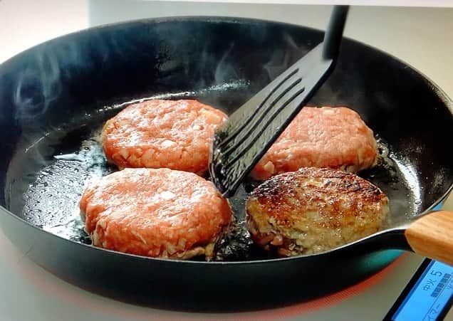 Mizuki【料理ブロガー・簡単レシピ】さんのインスタグラム写真 - (Mizuki【料理ブロガー・簡単レシピ】Instagram)「・﻿ 【レシピ】ーーーーーーーーーー﻿ ♡ロールパンdeハンバーガー♡﻿ ーーーーーーーーーーーーーーー﻿ ﻿ ﻿ おはようございます(*^^*)﻿ ﻿ 今日はお楽しみメニュー♡﻿ おうちで気軽に楽しめる﻿ ハンバーガー🍔のご紹介です♩﻿ ﻿ 手に入りづらいバンズの代わりに﻿ ロールパンを使うお手軽レシピ♡﻿ 朝食やランチにぴったりのボリュームで﻿ 大人も子供も楽しめますよ(*´艸`)﻿ ﻿ ちなみに、今回のハンバーグは﻿ お弁当にちょうどいいサイズなので﻿ 単品でもお試し下さいね(*^^*)﻿ ﻿ ﻿ ﻿ ーーーーーーーーーーーーーーーーーーーー﻿ 【4個分】﻿ ●合びき肉...200g﻿ ●玉ねぎ(みじん切り)...1/4個﻿ ●卵...1個﻿ ●パン粉...大2﻿ ●塩こしょう...少々﻿ サラダ油...小2﻿ ☆ケチャップ・中濃ソース...各大2﻿ ロールパン...4個﻿ レタス・マヨネーズ...各適量﻿ ﻿ 1.ボウルに●を入れてよく混ぜ、4等分の小判形にする。﻿ 2.フライパンにサラダ油を入れて中火で熱し、1を焼く。焼き色がついたら裏返してフタをし、弱めの中火で3分蒸し焼きにする。フタを外して余分な油を拭き取り、☆を加えて煮からめる。﻿ 3.ロールパンに切り込みを入れてマヨネーズを塗り、レタスと2をサンドする。﻿ ーーーーーーーーーーーーーーーーーーーー﻿ ﻿ ﻿ ﻿ 《ポイント》﻿ ♦︎ハンバーグは冷蔵庫で3日は日持ちします♩冷凍もOK♩﻿ ♦︎スライスチーズや薄切りにしたトマトをサンドしても♩﻿ ﻿ ﻿ ﻿ ﻿ ﻿ ﻿ ＿＿＿＿＿＿＿＿＿＿＿＿＿＿＿＿＿﻿ ＿＿＿＿＿＿＿＿＿＿＿＿＿＿＿＿＿﻿ 🎀発売中🎀﻿ 【#ホットケーキミックスのお菓子 】﻿ ﻿ 一冊まるっとホケミスイーツ♩﻿ 普段のおやつから﻿ 特別な日にも使えるレシピを﻿ この一冊に詰め込みました(*^^*)﻿ ホットケーキミックスを使えば﻿ 簡単に本格的なお菓子が作れますよ♡﻿ ﻿ 🔹ハイライト、ストーリーに﻿ リンクを貼っています🔹﻿ ＿＿＿＿＿＿＿＿＿＿＿＿＿＿＿＿＿﻿ ＿＿＿＿＿＿＿＿＿＿＿＿＿＿＿＿＿﻿ ﻿ ﻿ ﻿ ＿＿＿＿＿＿＿＿＿＿＿＿＿＿＿＿＿＿＿﻿ 📕\ \ 新刊発売中 / /📕﻿ 簡単・時短！ 毎日のごはんがラクになる﻿ ✨🦋 【 #Mizukiの今どき和食 】🦋✨﻿ ＿＿＿＿＿＿＿＿＿＿＿＿＿＿＿＿＿＿＿﻿ ﻿ なるべく少ない材料で﻿ 手間も時間も省きながら﻿ 簡単にできるおいしい和食レシピ♩﻿ 簡単に失敗なくマスターできる一冊で﻿ もっと気軽に、カジュアルに﻿ 和食を楽しんで下さいね(*^^*)﻿ ﻿ ﻿ ーーー ⭐️PART.1 メインおかず ⭐️ーーー﻿ 素材別にレシピをご紹介しています♩﻿ 和食の定番から新定番まで﻿ どれも押さえておきたいメニューばかり。﻿ 肉じゃがはフライパンで！焼き豚はレンジで！﻿ ぶり大根は切り身を使って手軽に作ります♩﻿ ﻿ ーーー ☘️PART.2 サブおかず ☘️ーーー﻿ 年中手に入るお手頃野菜と﻿ 乾物や大豆、こんにゃくなどを使った﻿ 副菜レシピをたっぷり掲載！！﻿ 普段SNSではメインおかずばかりなので﻿ 本では副菜にも力を入れています(*^^*)﻿ ﻿ ーーー 🌸PART.3 ごはんと汁物 🌸ーーー﻿ ささっと作れる丼と麺、﻿ みんなで食べたいいなり寿司や﻿ 手巻きごはんもご紹介！﻿ 複数の炊き込みごはんと﻿ 味噌汁&和風スープも盛りだくさん！﻿ ﻿ ﻿ 各レシピのポイントは﻿ 【写真付きで丁寧に解説】﻿ 副菜レシピもたっぷりなので﻿ 【メインページに副菜メモもつけました】﻿ ＊このメインにはこの副菜が合いますよ〜﻿ という献立の提案です(*^^*)﻿ 【その他コラムも充実】﻿ 全127品中ほぼ全て﻿ 【本だけのレシピです！】﻿ ﻿ ＿＿＿＿＿＿＿＿＿＿＿＿＿＿＿＿＿＿＿﻿ ﻿ ⭐️ストーリー、ハイライト、プロフ画面に﻿ 本のURLを貼らせていただいております♩﻿ →(@mizuki_31cafe )﻿ ﻿ ﻿ ﻿ ﻿ ﻿ #ハンバーガー#ロールパン#ハンバーグ#お弁当#うちで過ごそう#おうち時間#Mizuki#簡単レシピ#時短レシピ#節約レシピ#料理#レシピ#フーディーテーブル#おうちごはん#おうちカフェ#デリスタグラマー#料理好きな人と繋がりたい#料理ブロガー#おうちごはん#マカロニメイトlover#foodpic#follow#cooking#recipe#lin_stagrammer#stayhome#ロールパンでハンバーガーm」4月27日 7時10分 - mizuki_31cafe