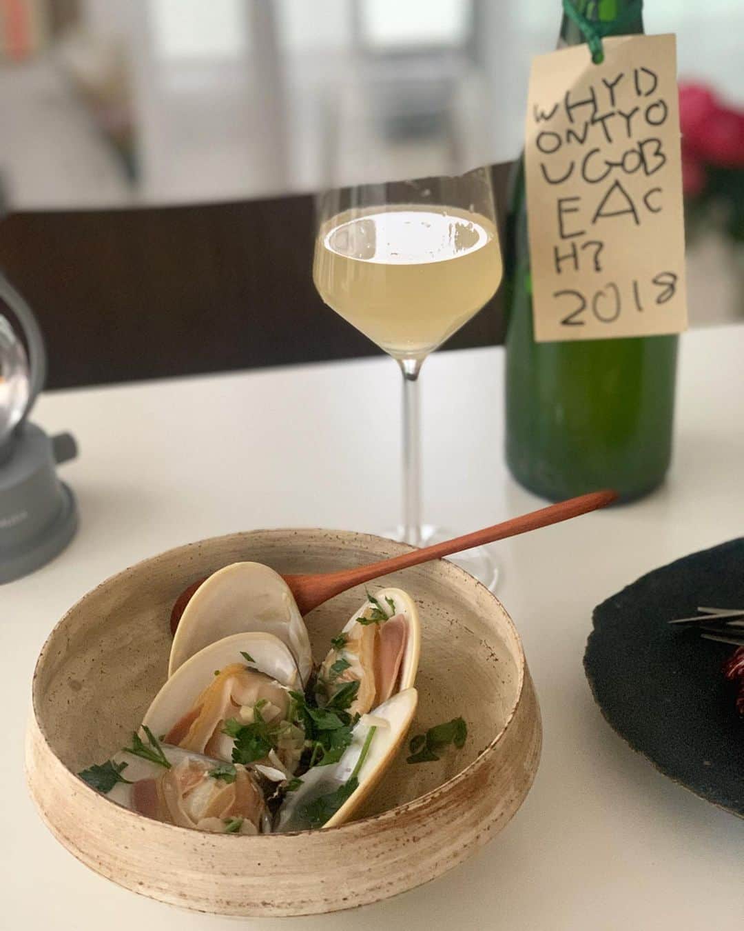 のインスタグラム：「・ ・ おはようございます  昨日は早めからゆるゆる晩酌Domaine Chaud ワインは酸味のある泡　@cavedocci 内にある　@hideo_kobayashi_winery Domaine Chaud （ドメーヌ・ショオ）のWhy don't you go beach?という 想い出のあるワインを開けた  Domaine Chaudは国産ぶどう100％のワイン、土から考えてシンプルにご夫婦ふたりで造る小さなワイナリー  以前新潟にあるワイナリー　@cavedocci でweddingをさせていただいた際に、新婦みゆき　@miyuki_ongewe がショウさんのワインが大好きで当日のpartyにも用意した  打ち合わせでワイナリーを訪れた際に 畑仕事をしながらのショウさんのお話を聞いて こだわりを持ち情熱を持ってされてる方だなぁと感じた  そして毎年クリスチャンの彼女がクリスマスにショウさんのワインを送ってくれる。昨年は数十本しか造れないスパークリングを送ってくれたのがこちら🍾  Why don't you go beach? というネーミングの酸っぱい発泡ワイン🍾 キンキンに冷やしたそれは、大きなハマグリの白ワイン蒸しにぴったり  ラムグリル、キャロットラペ、ホタルイカのソテー トレビスのグリルと共に ・ ・ #life #work #yukowedding  #cavedocci  #domainechaud  #みゆきに会いたいな #stayhome #staysafe #yukoずキッチン」