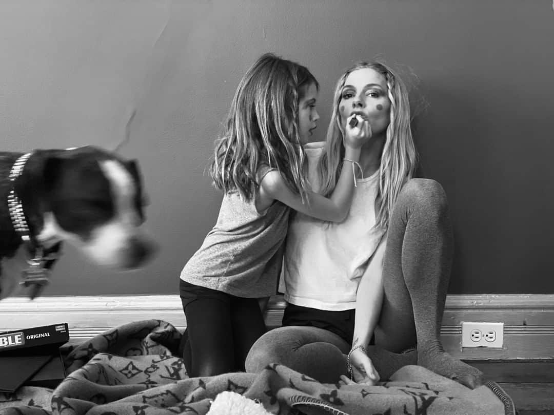Vogueさんのインスタグラム写真 - (VogueInstagram)「“Having to homeschool is a challenge, and it makes you greatly appreciate the people who teach for a living. They are making this system work in such an unpredictable and scary time,” says Sienna Miller (@siennathing), pictured above with her daughter, Marlowe, in Westchester County, New York. “This experience is overwhelming, but I’m trying to bring in as much optimism as possible, and make the most of the time I get to spend with my daughter." Tap the link in our bio to see more #VoguePostcardsfromHome from our special June/July issue, where we asked designers, photographers, artists, editors, models (and a few celebrities we love)—to show us what their lives have looked like these past weeks.」4月27日 7時30分 - voguemagazine