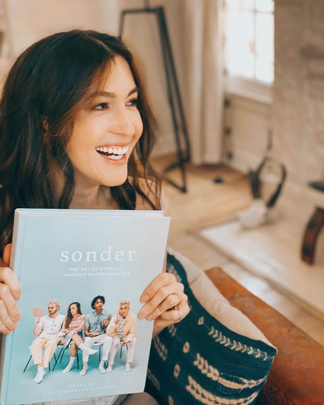 ケイト・ボイージェルのインスタグラム：「that face you make when your coffee table just got 1000 x prettier 📖 @sonder_articles is the newest addition to my coffee table book obsession, and it’s extra awesome because my wonderful friend @megan_constance is the amazing artist and author behind it. There’s literally nothing cooler than watching your friends make beautiful things and put them out into the world! .  @sonder_articles is about the art of empathy through eavesdropping- and I think this is such a unique and cool perspective. I always heard the word “eavesdropping” and thought about it only in a ‘gossipy’ or nosy sense- but what if we actually used those conversations that we couldn’t help but overhear as opportunities to be compassionate? Now more than ever I think messages like this are so important. We all lead different lives but we are so much more alike than we are different, and this book expresses that truth in such a lovely way. .  If, like me, you love finding new artists and supporting small businesses or you’re looking for a pick me up and something to brighten your space, head over to @sonder_articles and pick up a copy! 📚 congrats Meg!!」