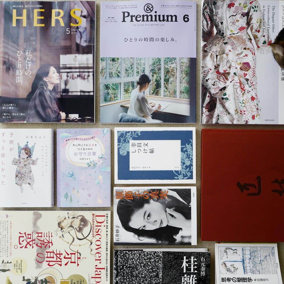 行方 久子 Hisako Namekataさんのインスタグラム写真 - (行方 久子 Hisako NamekataInstagram)「. #ひさこの課題図書  Kindleと紙、半々くらいで購入するんだけれど、最近は目が疲れちゃうし、移動時間もないから紙の方がいいみたい。  春香ちゃん @ha_chu の新作「わくわくする未来をつくるためのお守り言葉」は心を落ち着かせ自分の内面を見つめるのにとても良い本🙌✨早速、今年から大学生になる姪っ子に送りました。  @kana_tkym ちゃんリコメンドも2冊あるし、今週はいつにも増して楽しい読書時間が送れそう！」4月27日 7時55分 - hisakonamekata