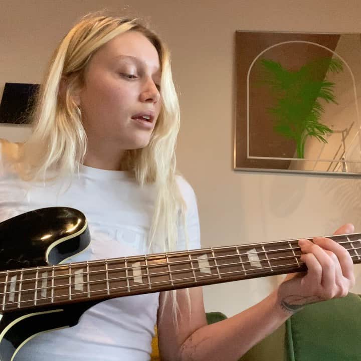 ケイリン・ルッソのインスタグラム：「Honestly just a run flex ⛷  @gibsonguitar will be posting the whole video soon 🤍  Happy Sunday」