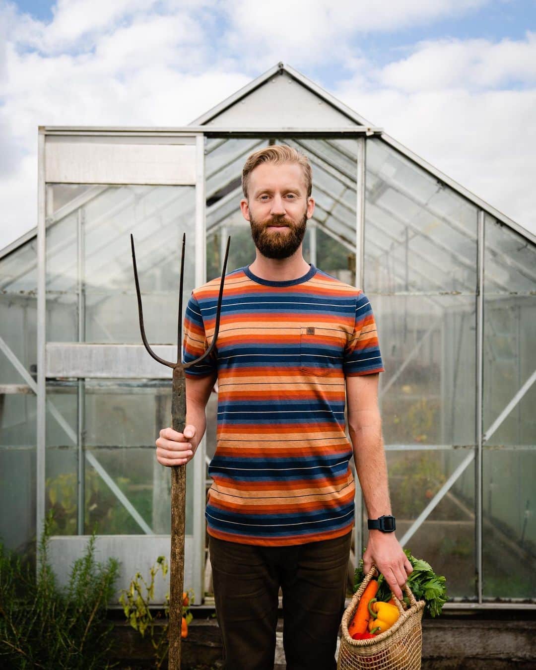 Travis Burkeのインスタグラム：「UPDATE: Today is quarantine day 33 here in New Zealand. ⁣ I also recently celebrated my 33rd Birthday. While I’d normally celebrate by surfing, skating or hiking in the backcountry, this year I spent the day working in the garden behind the kiwi cottage that we are renting. This is how I've spent most days during lockdown. Unlike other parts of the world, NZ has taken the isolation measures extremely seriously. The only stores open are the pharmacy and supermarkets - nothing else. No take-out food. No hardware stores. No hiking or water activities either. You’re not even permitted to get in your car if it isn’t to access essential goods.⁣ ⁣ To coincide with the physical isolation my phone decided to stop turning on a while back. While I tend to keep my phone at a distance as it is, this has forced me to fully exist in the present moment, here, and now. (To any friends or family trying to get a hold of me via call or text, please know there is a good chance I haven’t received it). ⁣ ⁣ I like this photo because it is a real moment — I want to remember these times. This isn’t a breathtaking vista, a perfect wave, or some unique landscape feature. This is real life, in a time I’m sure we will all remember for the rest of our lives.⁣ Tomorrow the country will begin to reopen and we will start to discover what the new norm of life is like here.⁣ ⁣ Sending good vibes to you all!⁣ #NewZealand #COVID19 #stayhome #gardenlife ⁣」