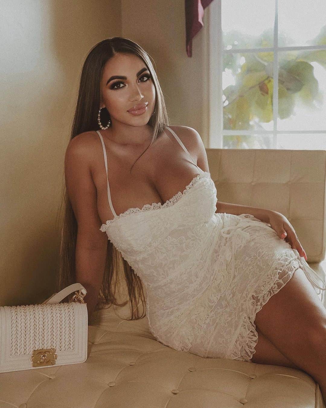Aylen Aのインスタグラム：「@fashionnova ..Always be kind to unkind people. They need it the most. 😉✨ fashionnovapartner  _ Search: “When In Italy Lace Mini Dress - White”」